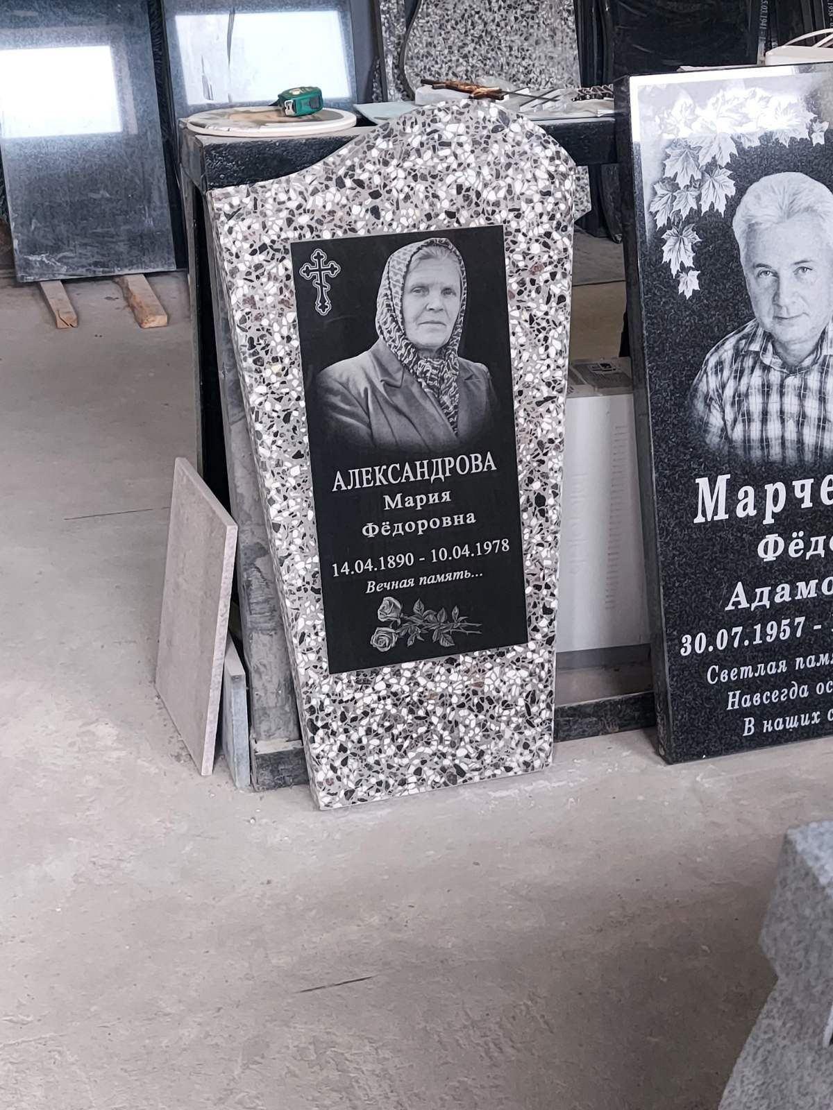 Памятник из полимергранита с портретной гравировкой, модель 4