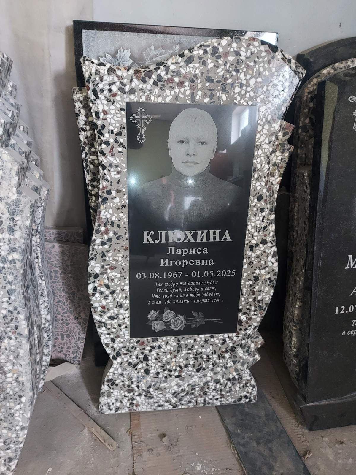 Литьевой памятник из полимергранита с гравировкой текста и цветов, модель 5