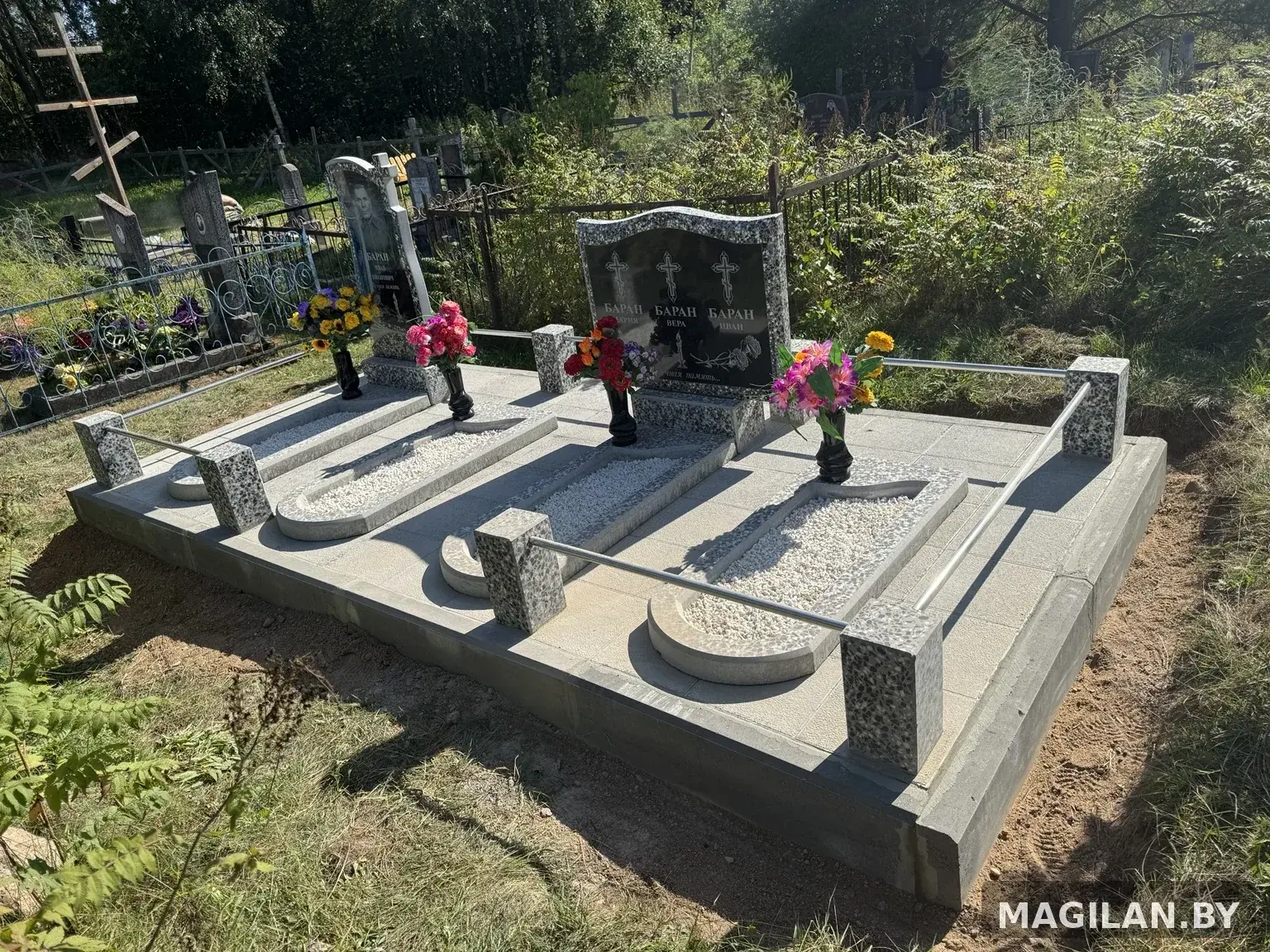 Семейный мемориальный комплекс на четыре захоронения с четырьмя цветниками и тротуарной плиткой в деревне Бояры Глубокского района