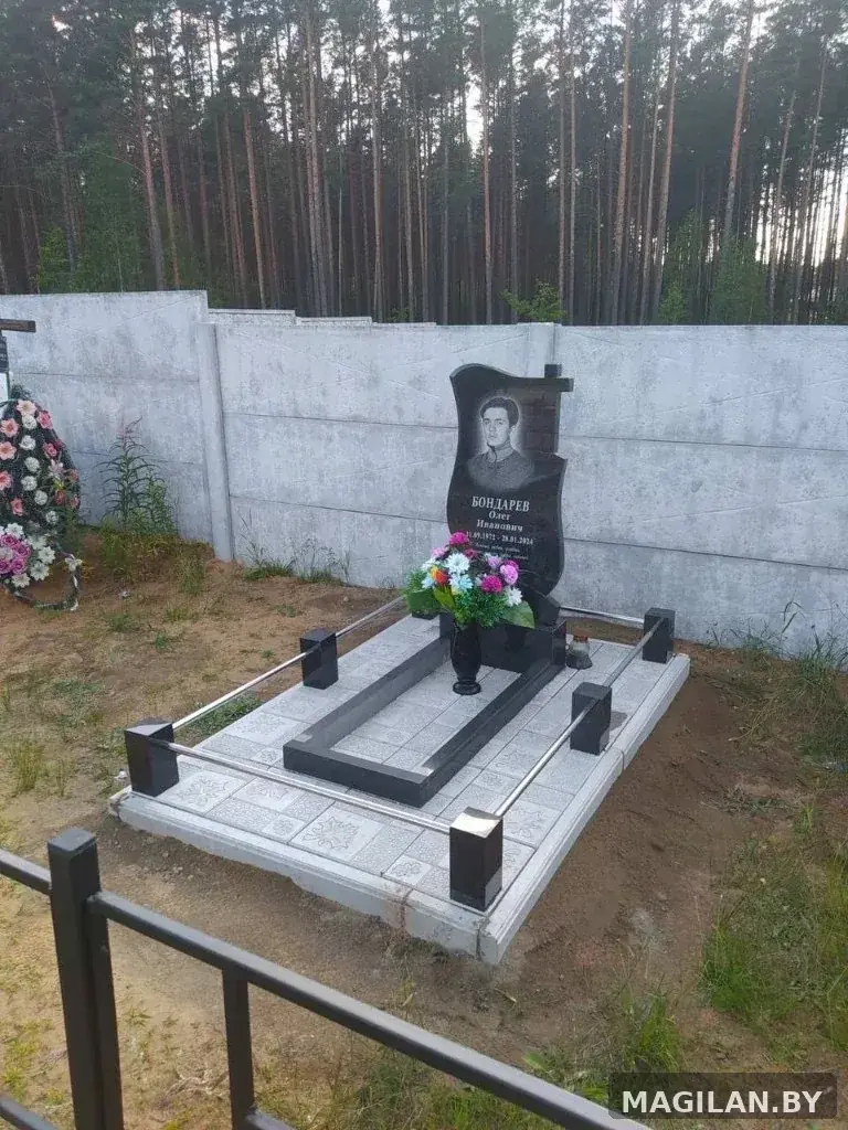 Одиночный памятник с цветником, тротуарной плиткой и ограждением в Крупках