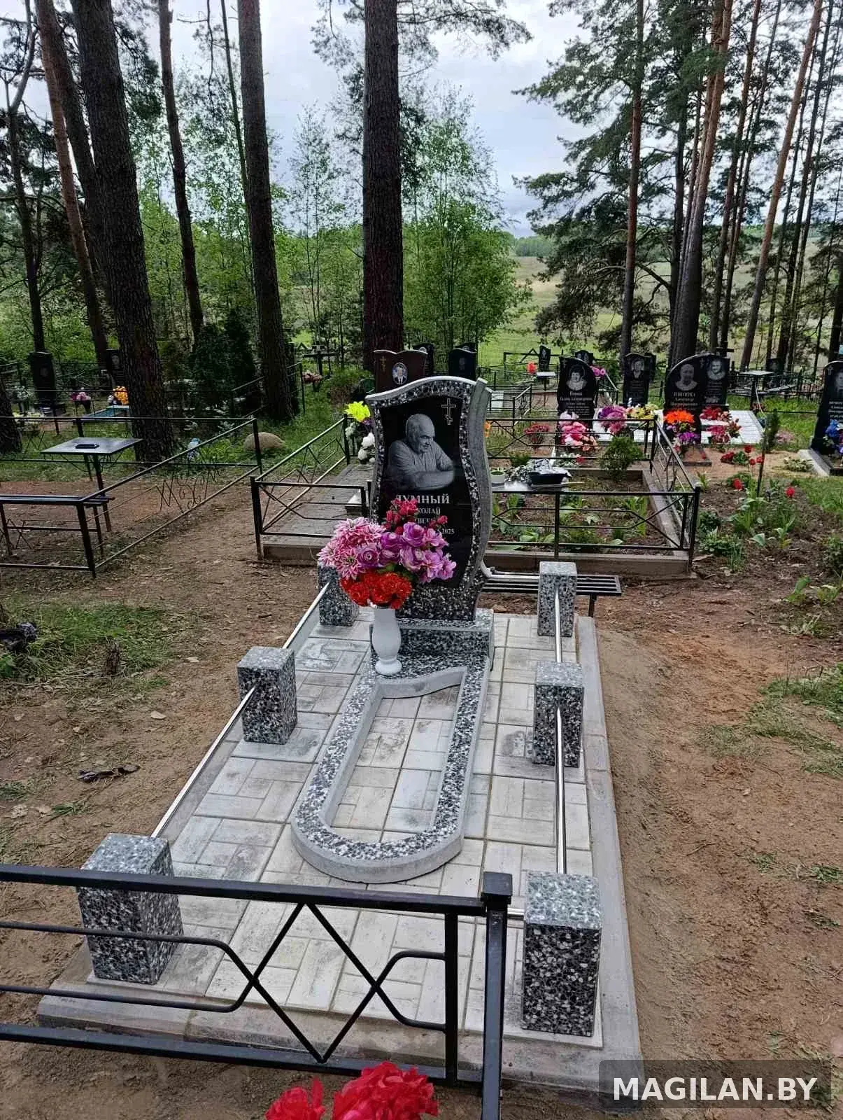 Одиночный памятник с цветником, тротуарной плиткой, вазой и ограждением в деревне Латыголичи Минской области