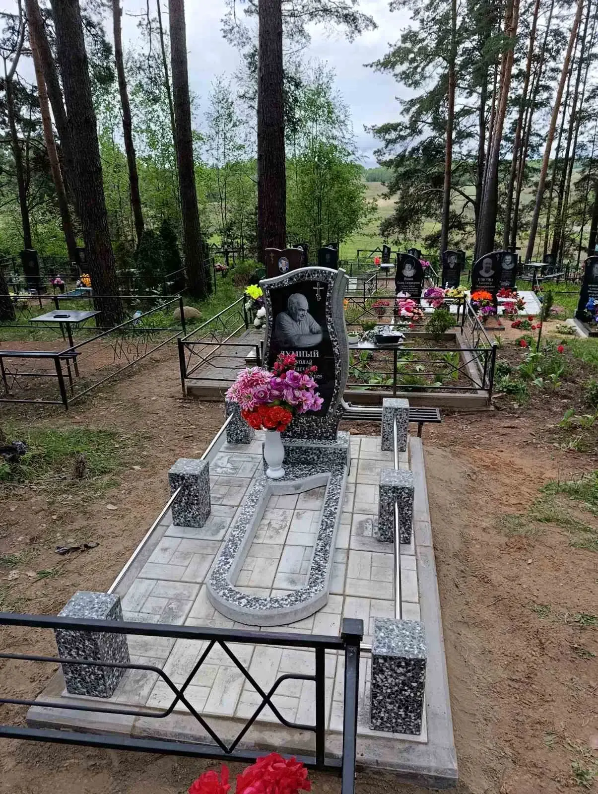 Одиночный памятник с цветником, тротуарной плиткой, вазой и ограждением в деревне Латыголичи Минской области