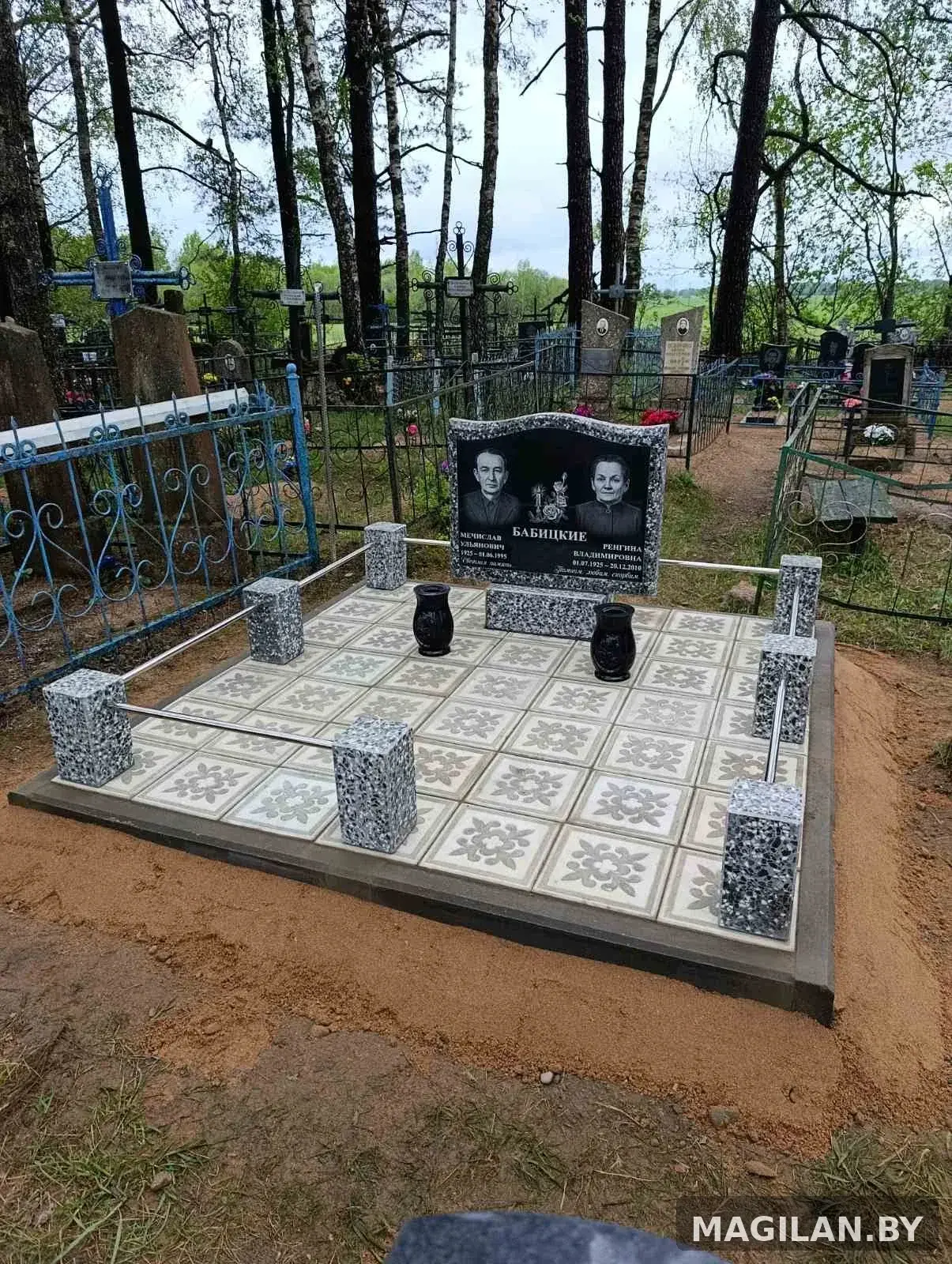 Двойной памятник, декоративная тротуарная плитка, две вазы и ограждение в деревне Кацевичи Толочинского района