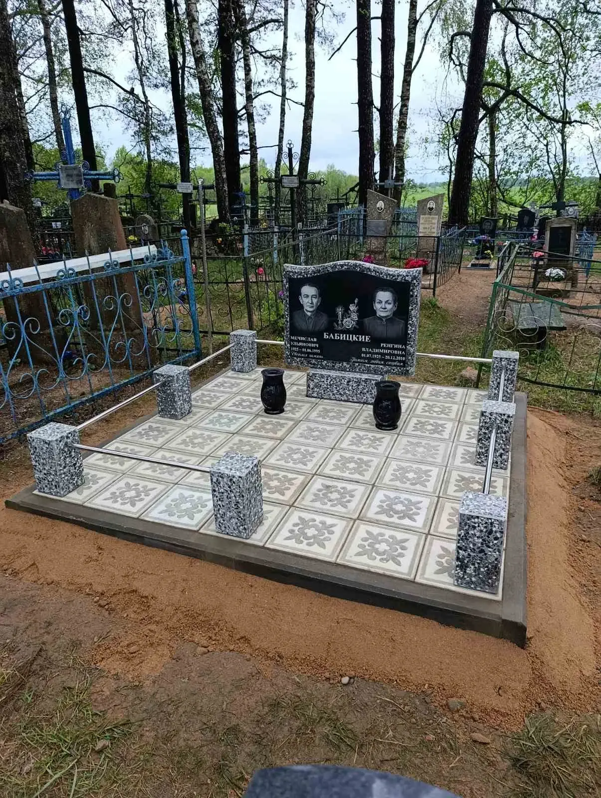 Двойной памятник, декоративная тротуарная плитка, две вазы и ограждение в деревне Кацевичи Толочинского района
