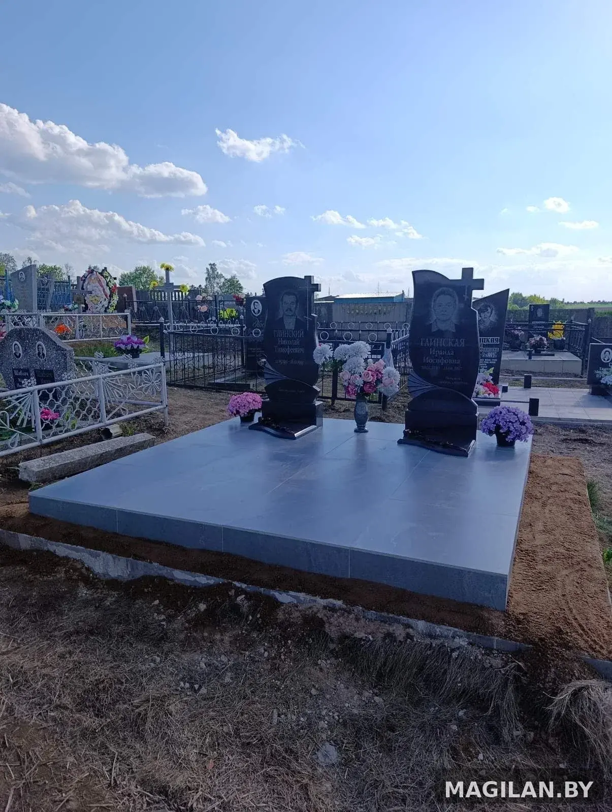 Два отдельных памятника и общая площадка из керамогранитной плитки на городском кладбище Дзержинска Минской области