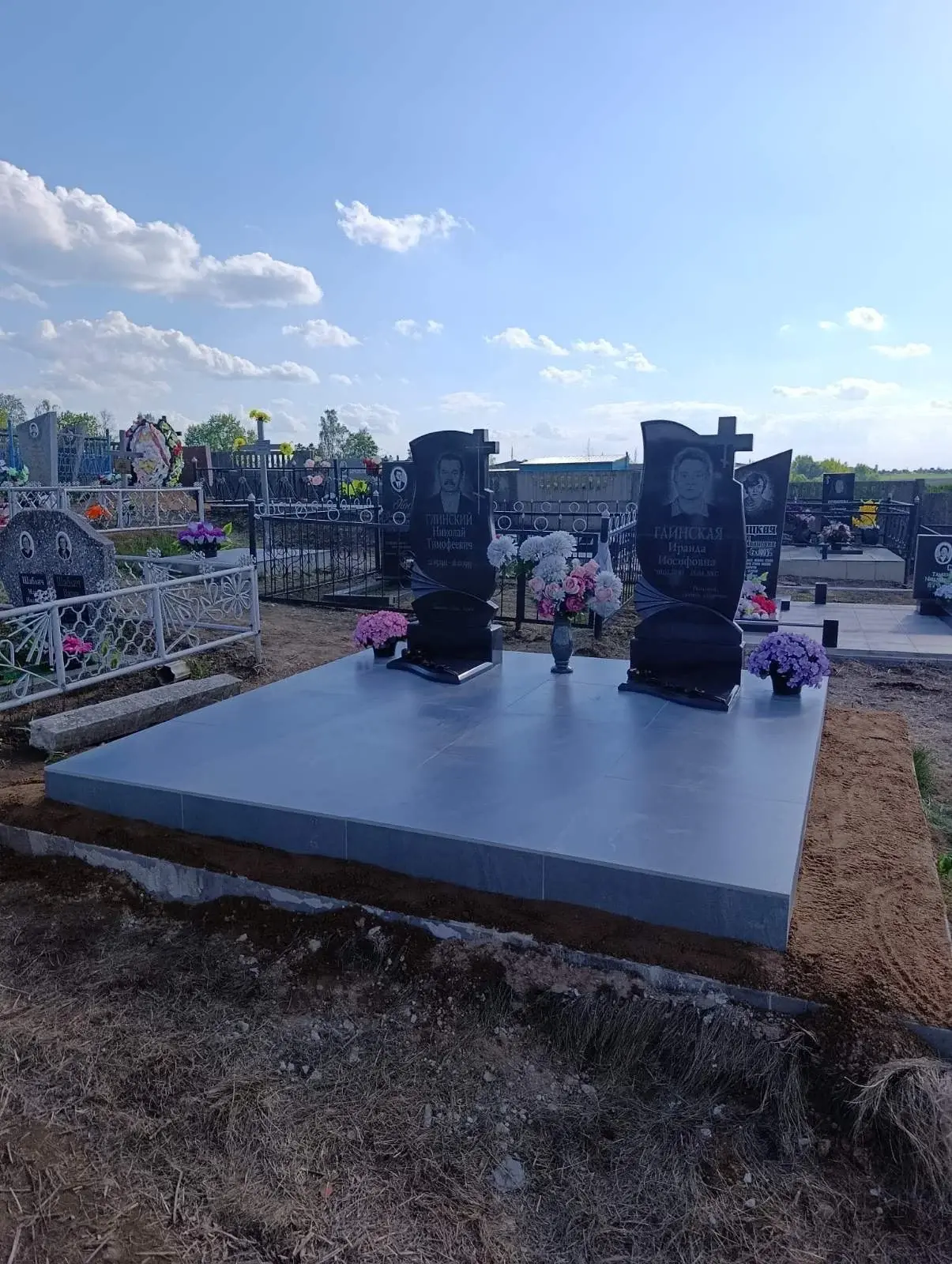 Два отдельных памятника и общая площадка из керамогранитной плитки на городском кладбище Дзержинска Минской области
