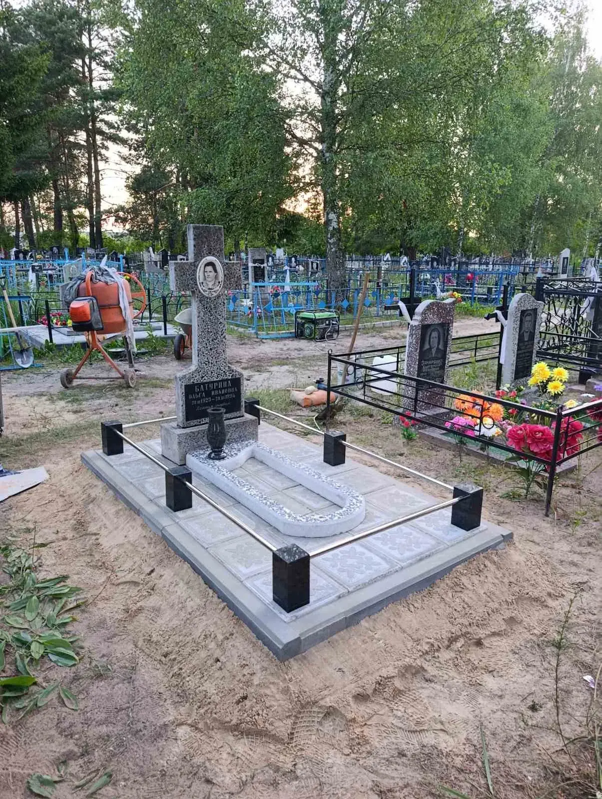 Одиночный памятник с цветником, тротуарной плиткой, вазой и ограждением в Василевичах