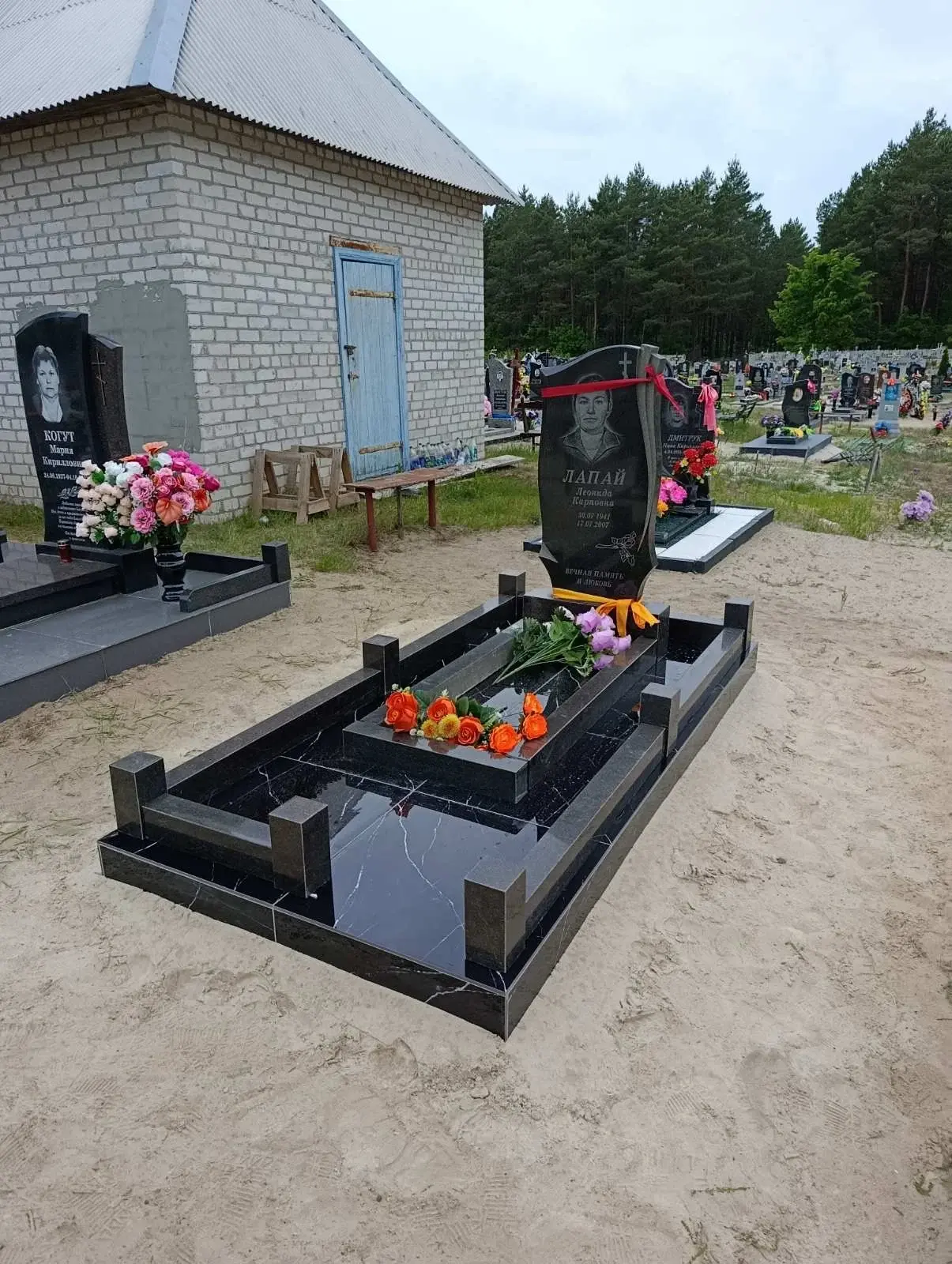 Одиночный памятник с цветником и чёрной керамогранитной плиткой в деревне Закозель Брестской области