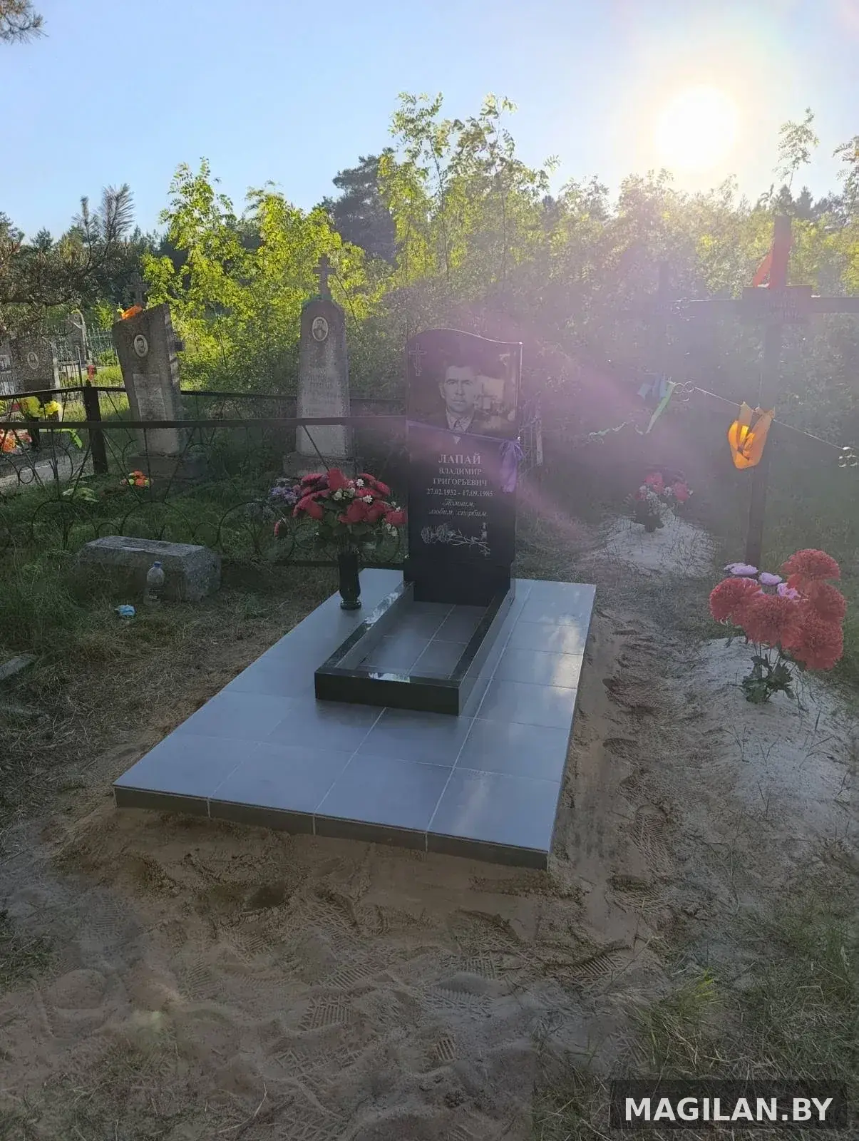 Одиночный памятник с цветником, серой керамогранитной плиткой и вазой в деревне Закозель Брестской области