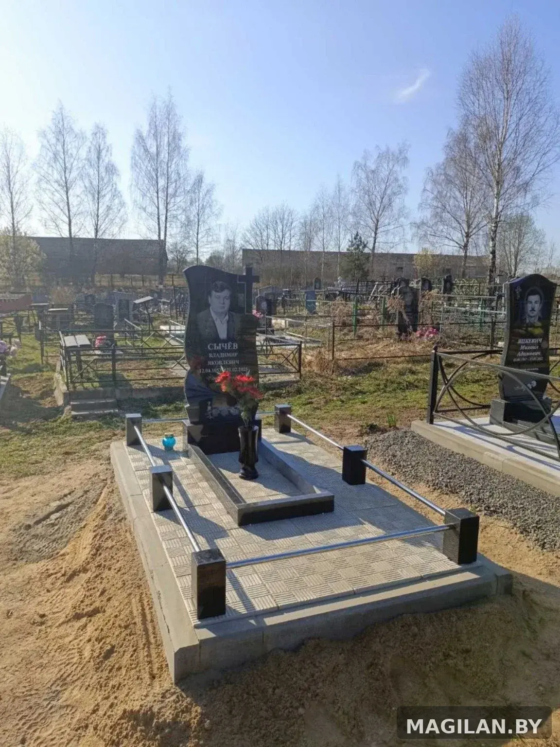 Памятник, цветник и плиточное благоустройство участка в Толочине