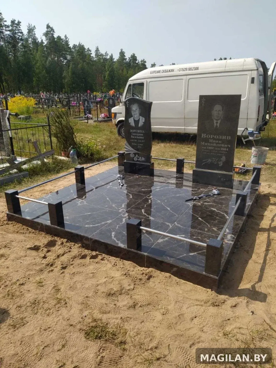 Два памятника и тёмная благоустроенная площадка с металлическими ригелями в Октябрьском