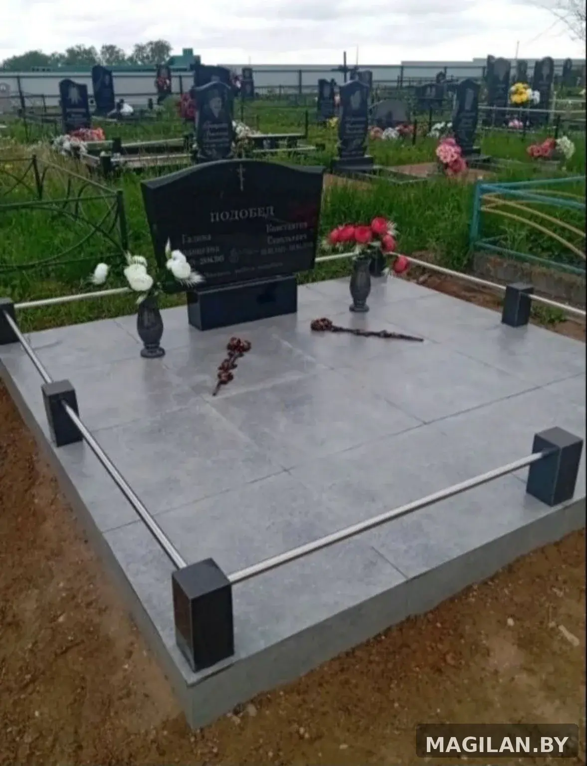 Двойной памятник, плиточная площадка и металлические ригели в Дзержинском районе