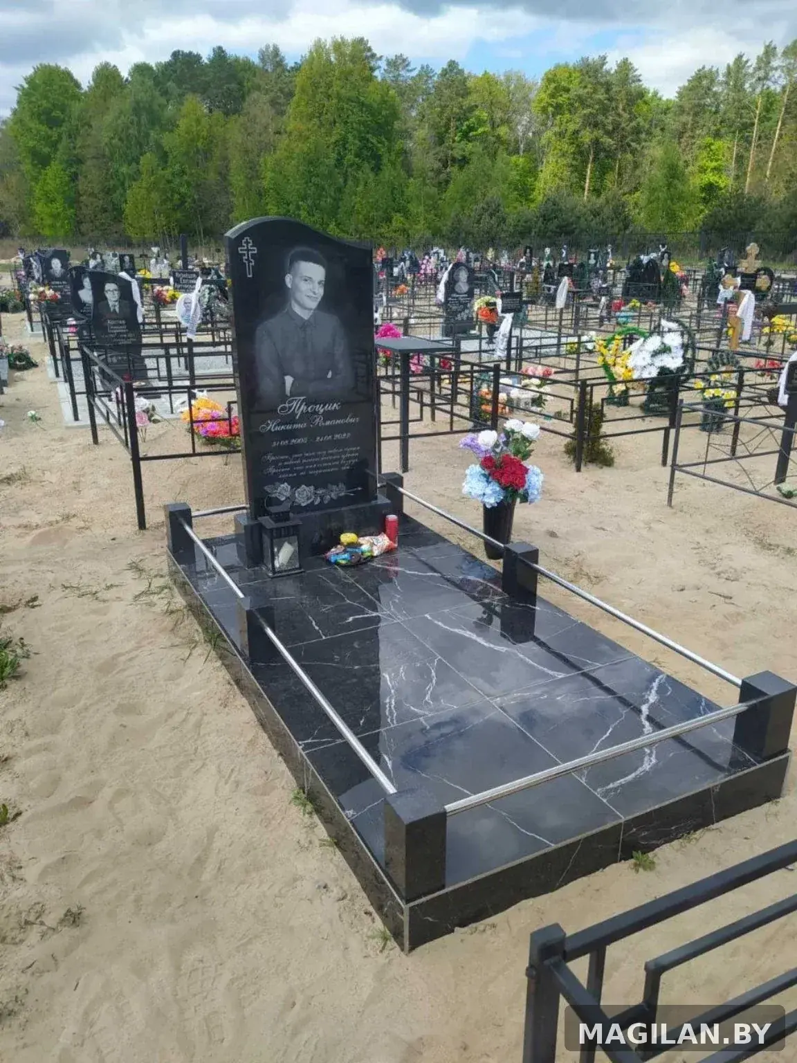 Памятник, тёмная благоустроенная площадка и металлические ригели в деревне Стукачевка Гомельского района