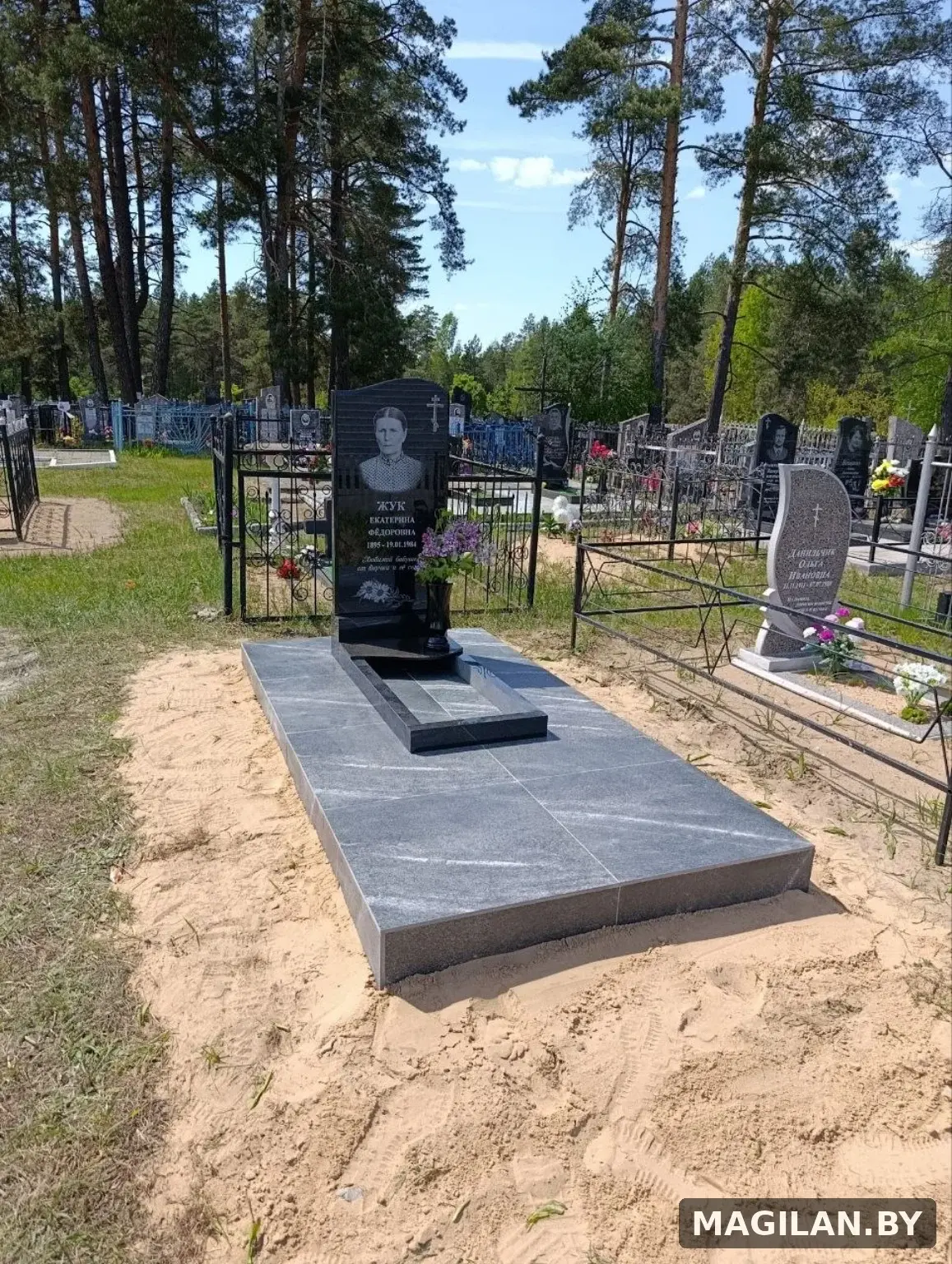 Два памятника на общей благоустроенной плиточной площадке с металлическими ригелями в Осиповичском районе