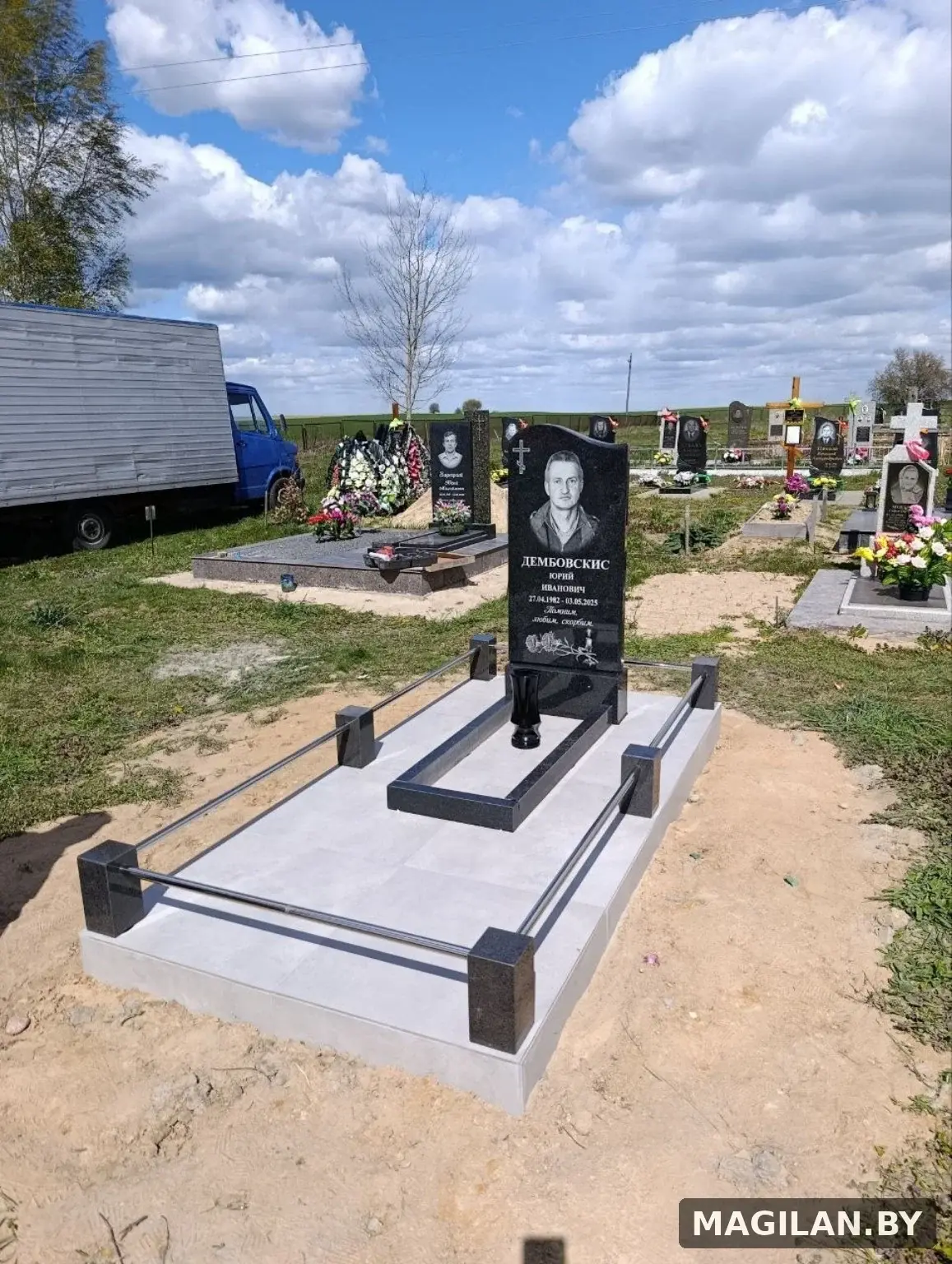Памятник с цветником, светлой плиткой, декоративной засыпкой и металлическими ригелями в Каменецком районе