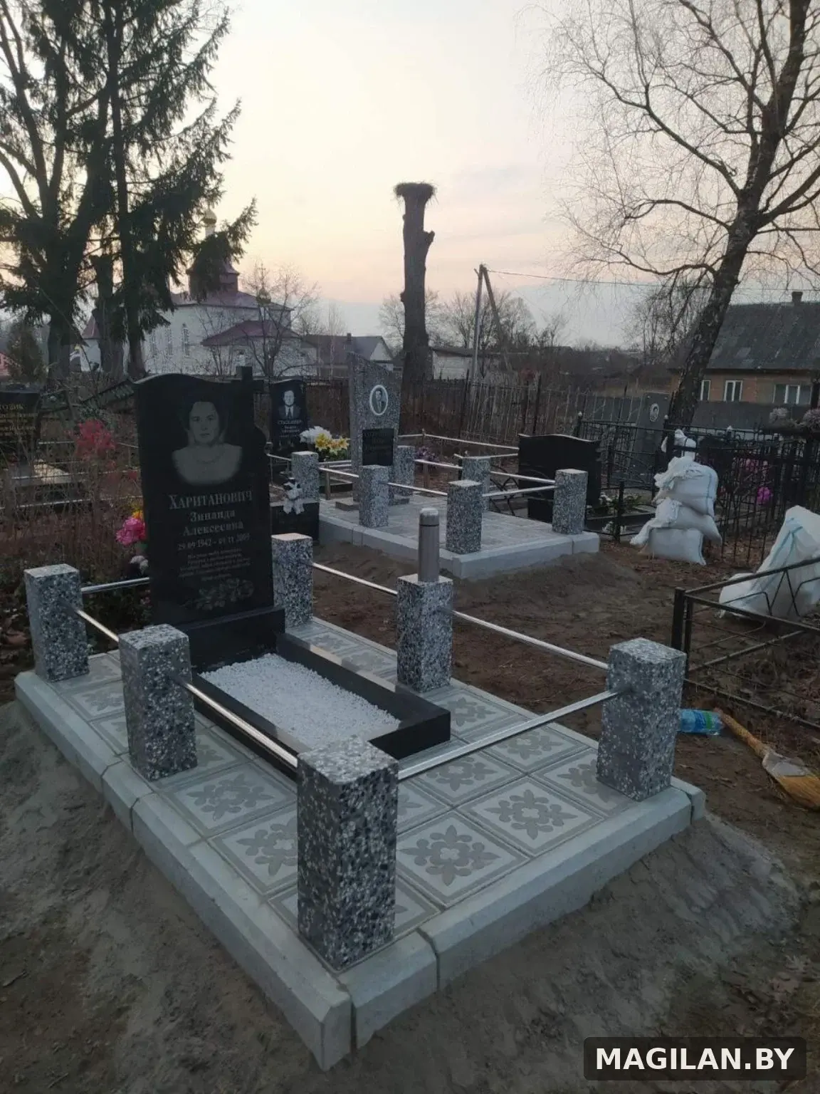 Памятник с цветником, декоративной засыпкой, тротуарной плиткой и металлическими ригелями в Житковичах