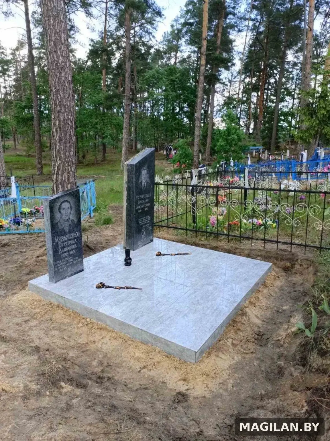 Два памятника на общей светлой плиточной площадке в Наровлянском районе