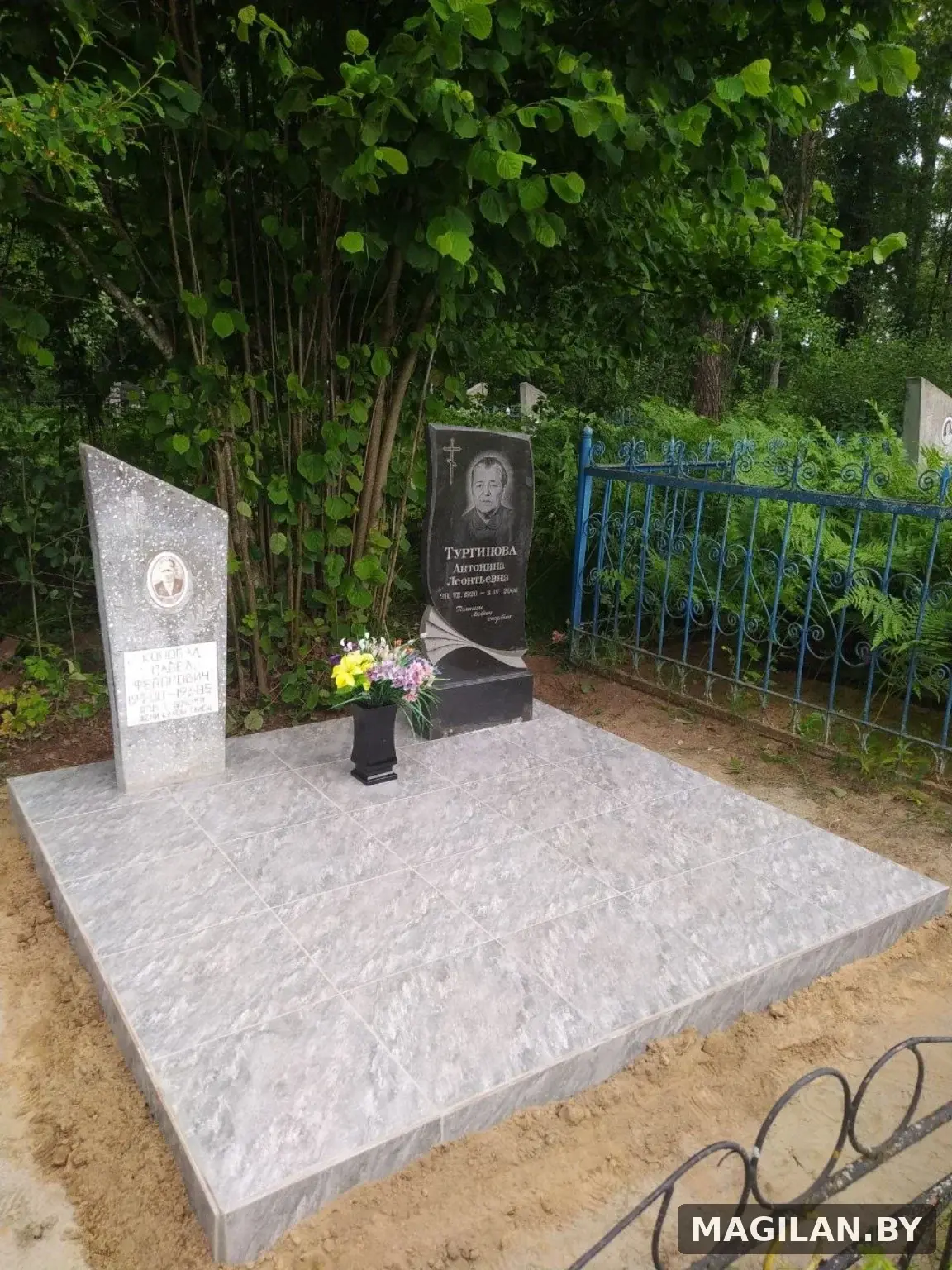 Памятники на общей светлой плиточной площадке в Наровле