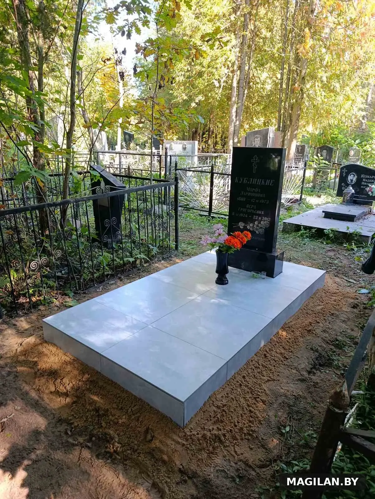 Одиночный памятник на светлой плиточной площадке на кладбище Дрозды в Минске