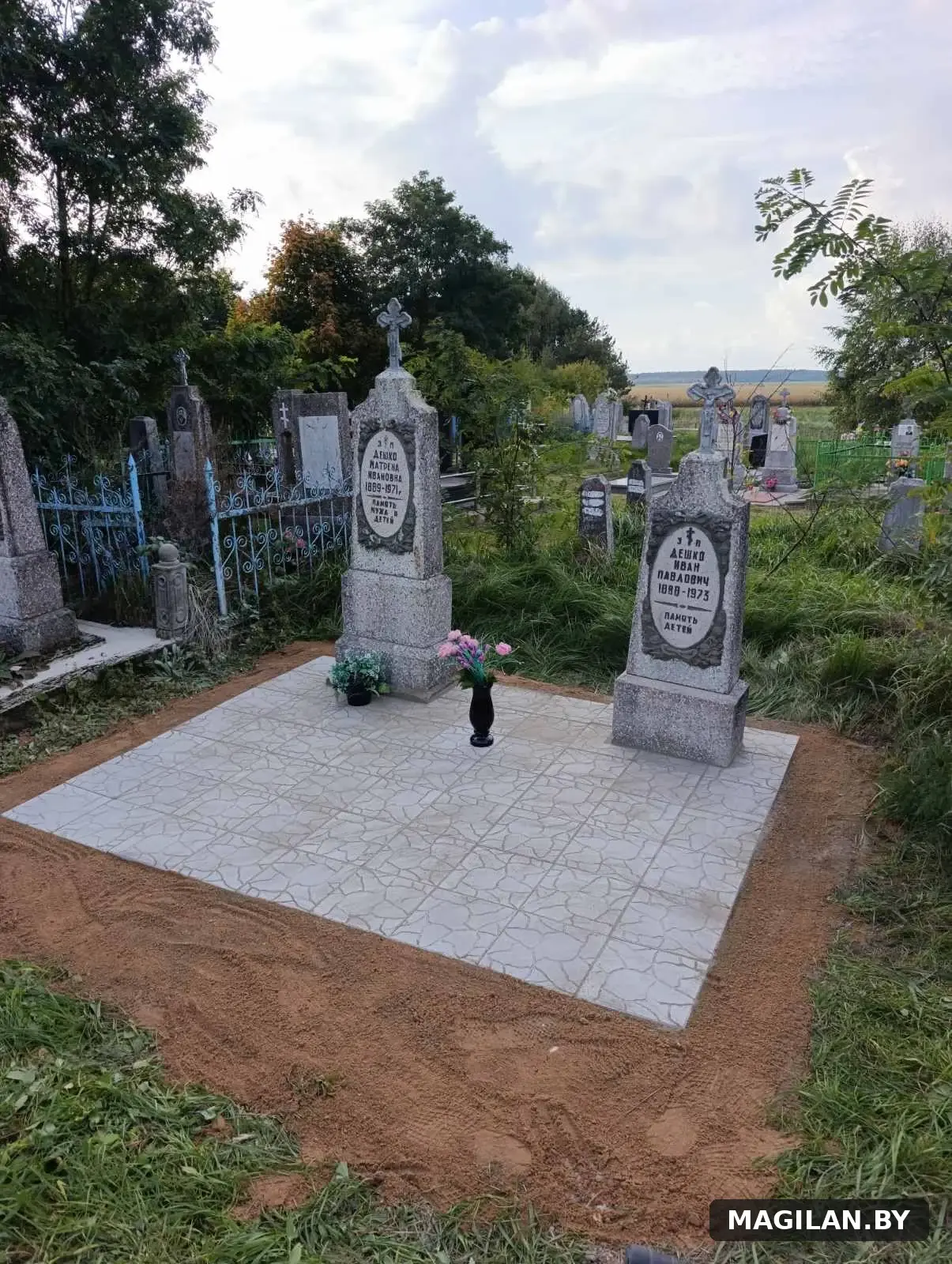 Два памятника на общей светлой площадке в деревне Стрельцы-2 Гродненского района