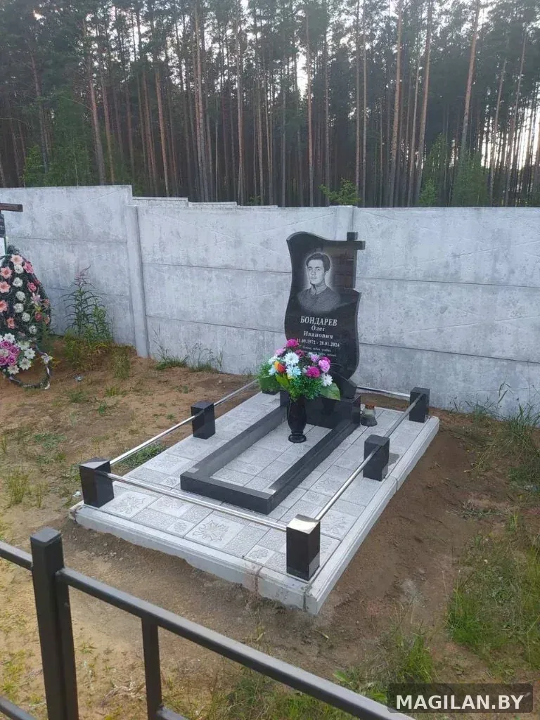 Одиночный памятник с цветником, тротуарной плиткой и ограждением в Крупках