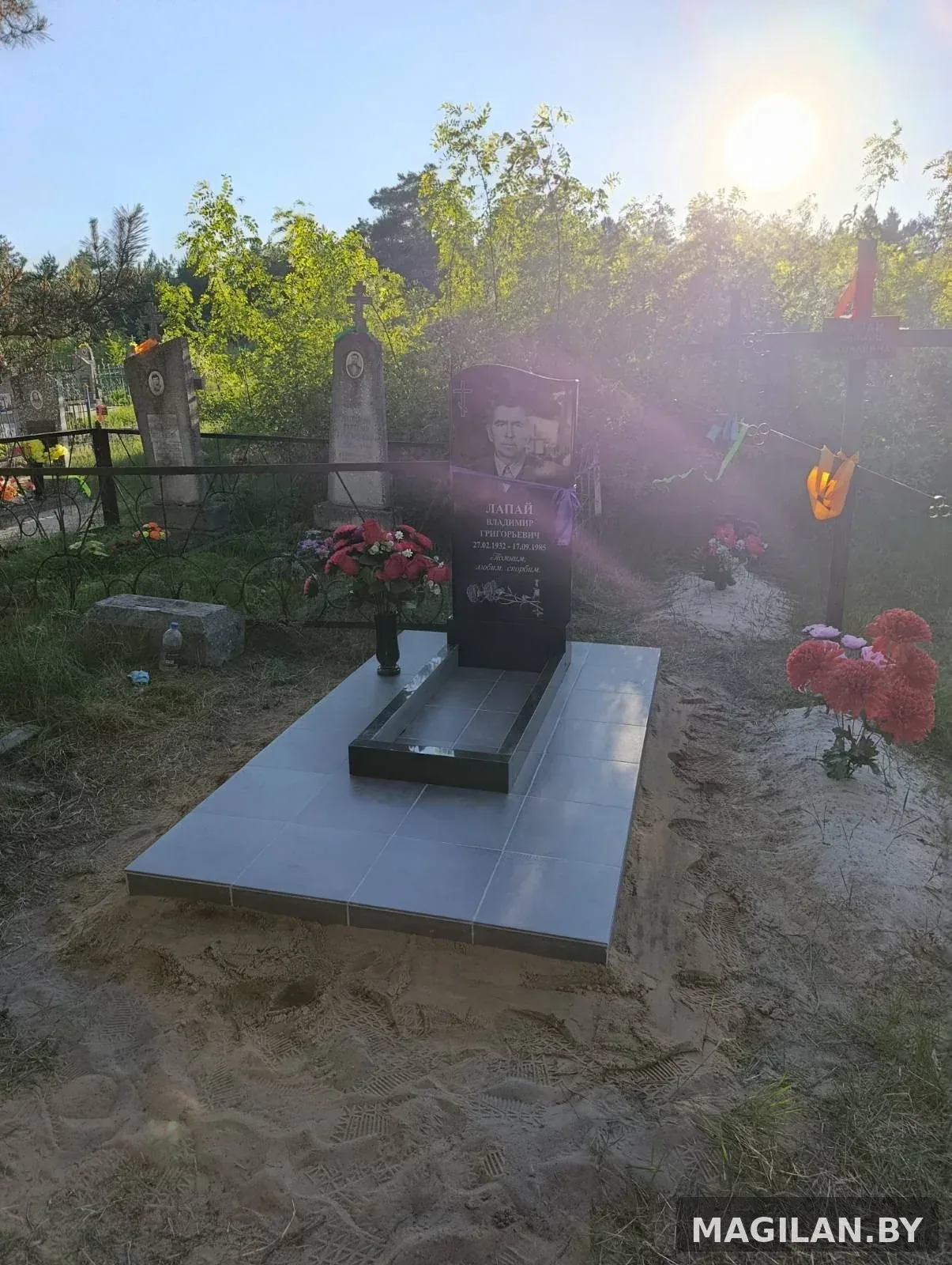 Одиночный памятник с цветником, серой керамогранитной плиткой и вазой в деревне Закозель Брестской области