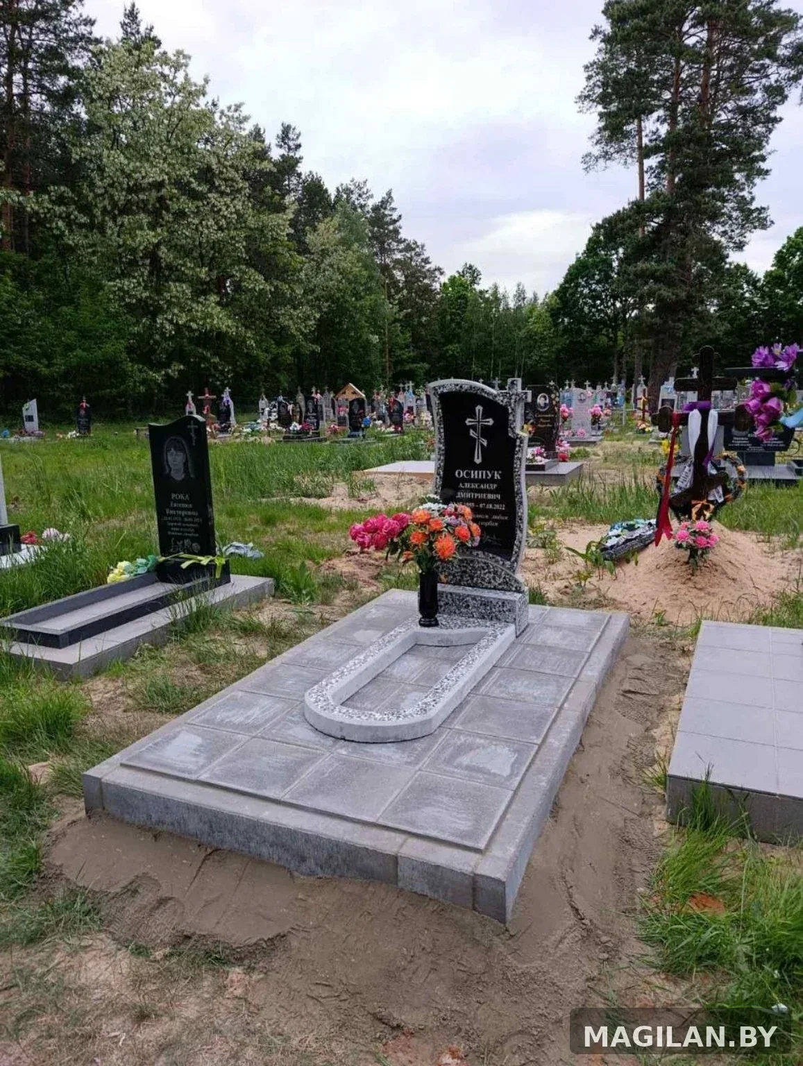 Памятник с цветником и плиточным благоустройством в деревне Камени Брестской области