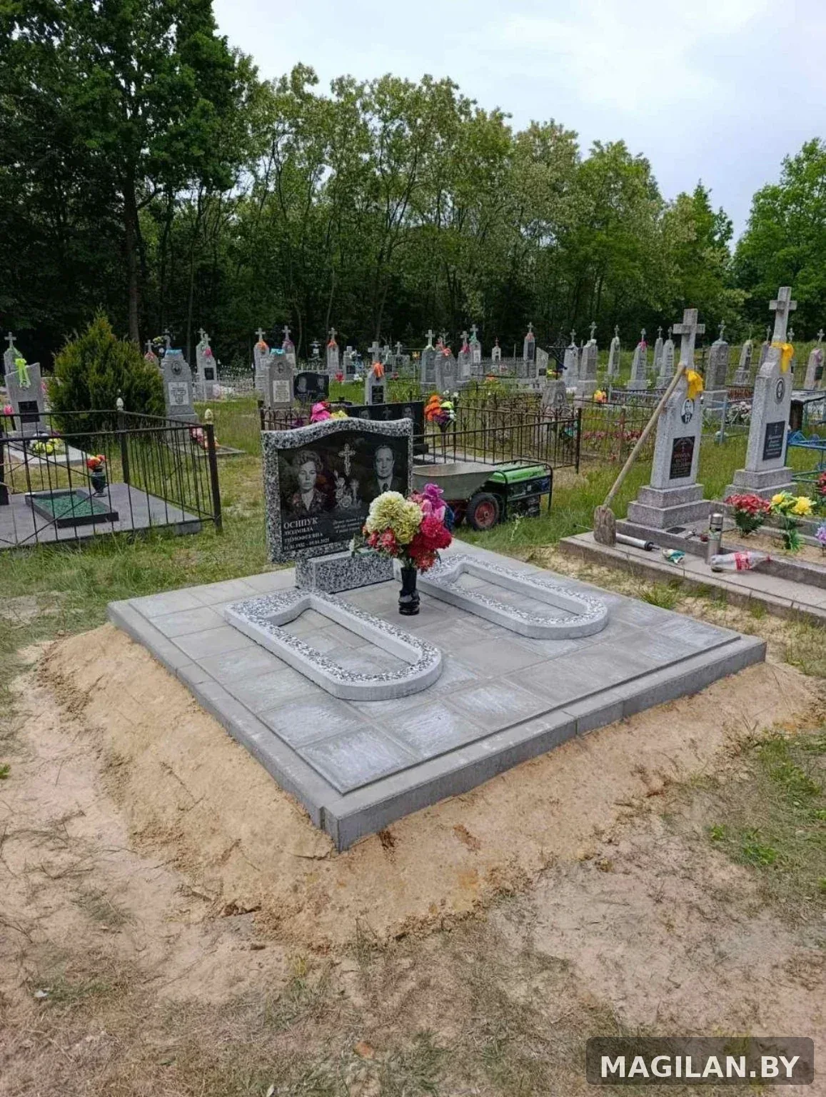 Семейный памятник с двумя цветниками и плиточным благоустройством в деревне Камени Брестской области