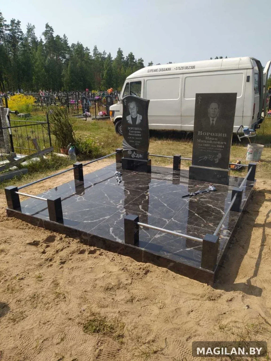 Два памятника и тёмная благоустроенная площадка с металлическими ригелями в Октябрьском