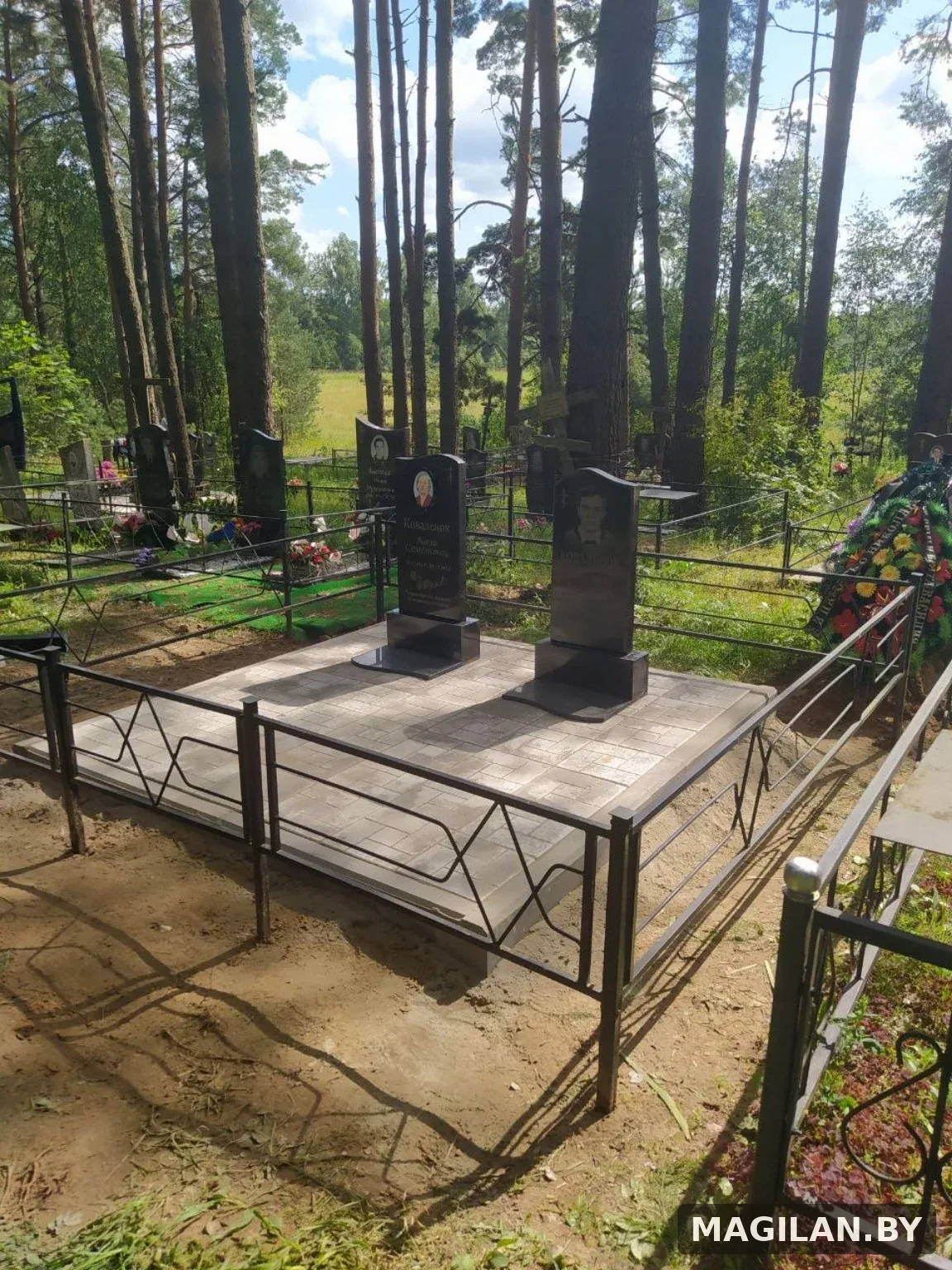 Памятники на общей светлой плиточной площадке в Латыголичах