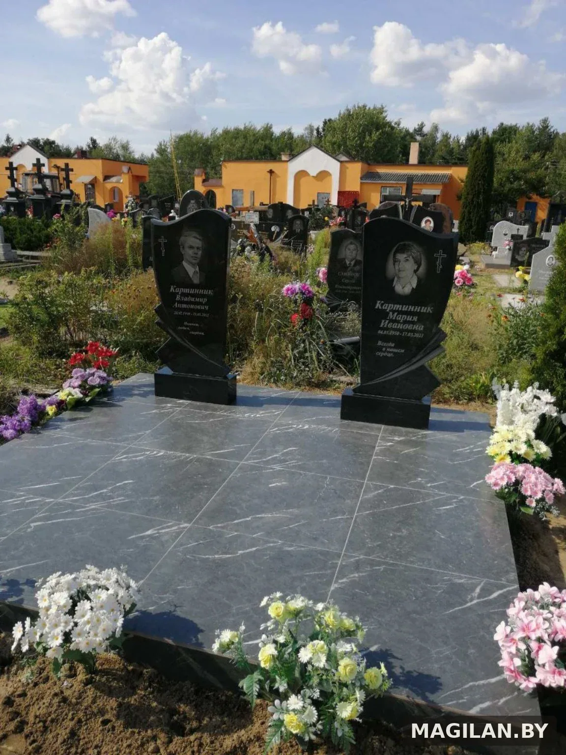 Два памятника на светлой плиточной площадке с металлическими ригелями на кладбище Плоска в Бресте