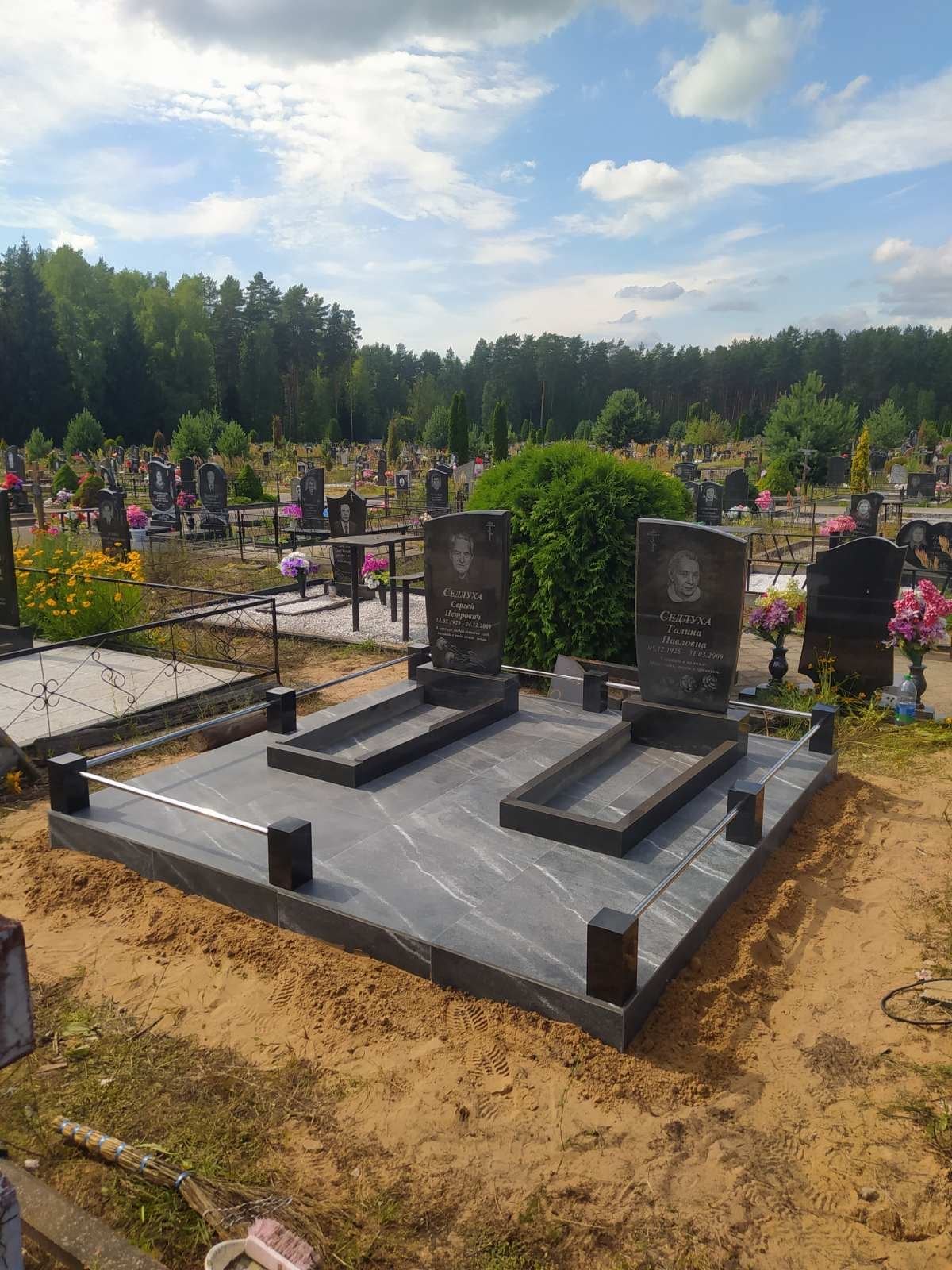 Ограждение с гранитными столбиками и нержавеющей сталью, модель 2