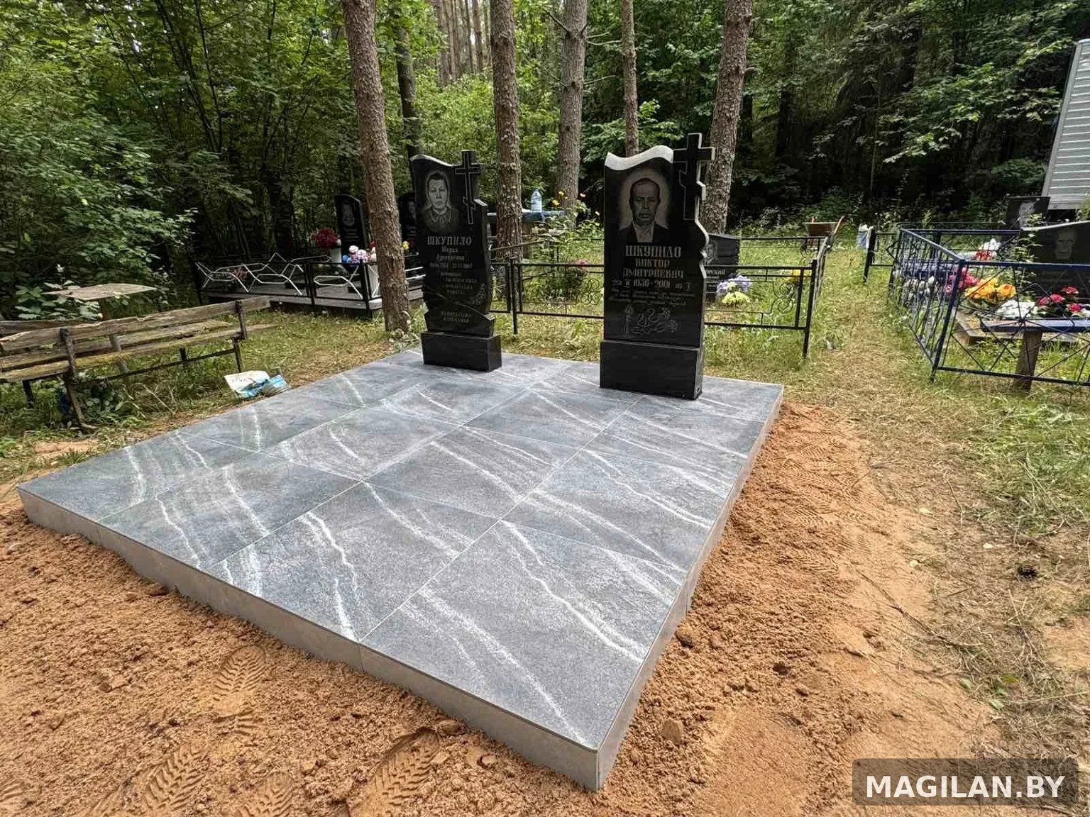 Два памятника и благоустройство участка керамогранитной плиткой в деревне Топорище Витебской области