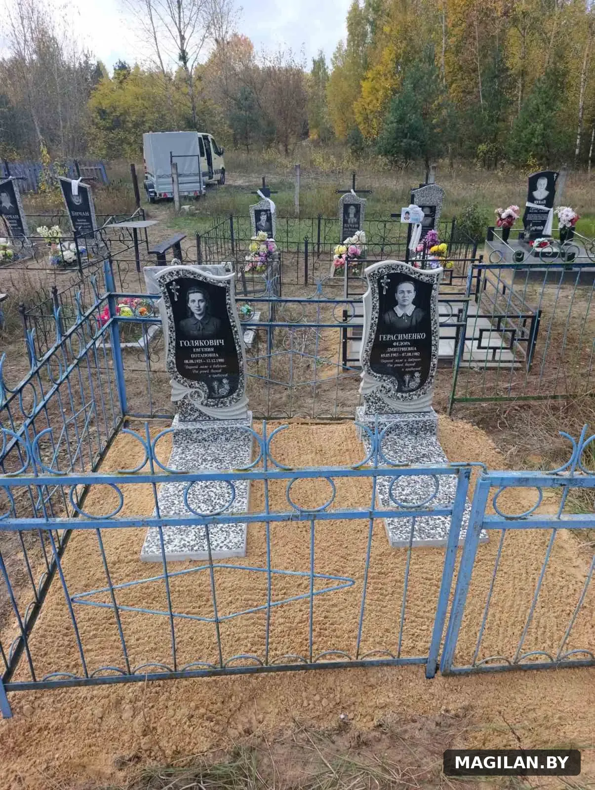 Два памятника на благоустроенном участке в агрогородке Птичь Петриковского района