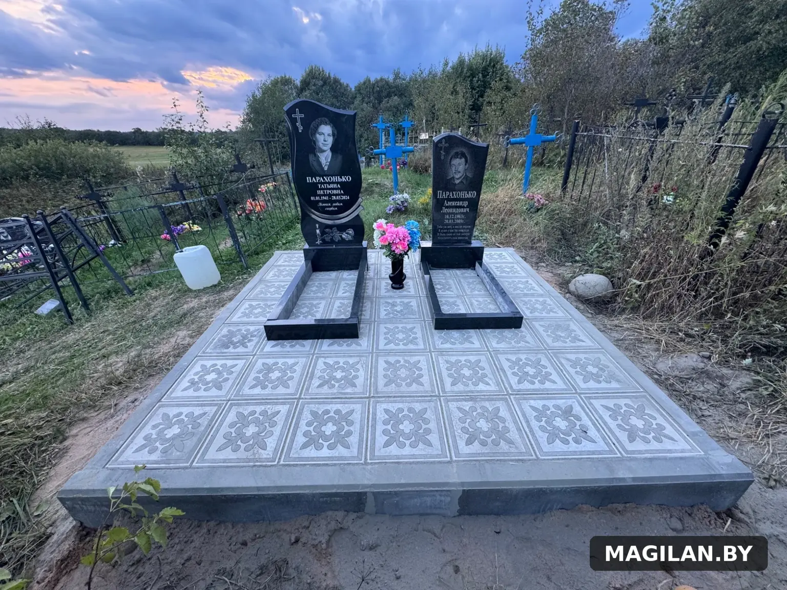 Два памятника на общей площадке с узорной плиткой в Толочине Витебской области